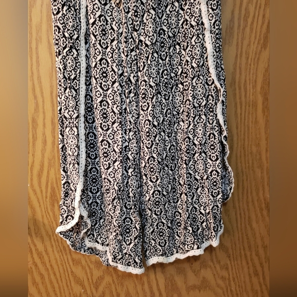 Really pretty black and white patterned "pants" with lace lined splits at sides. - Picture 2 of 7